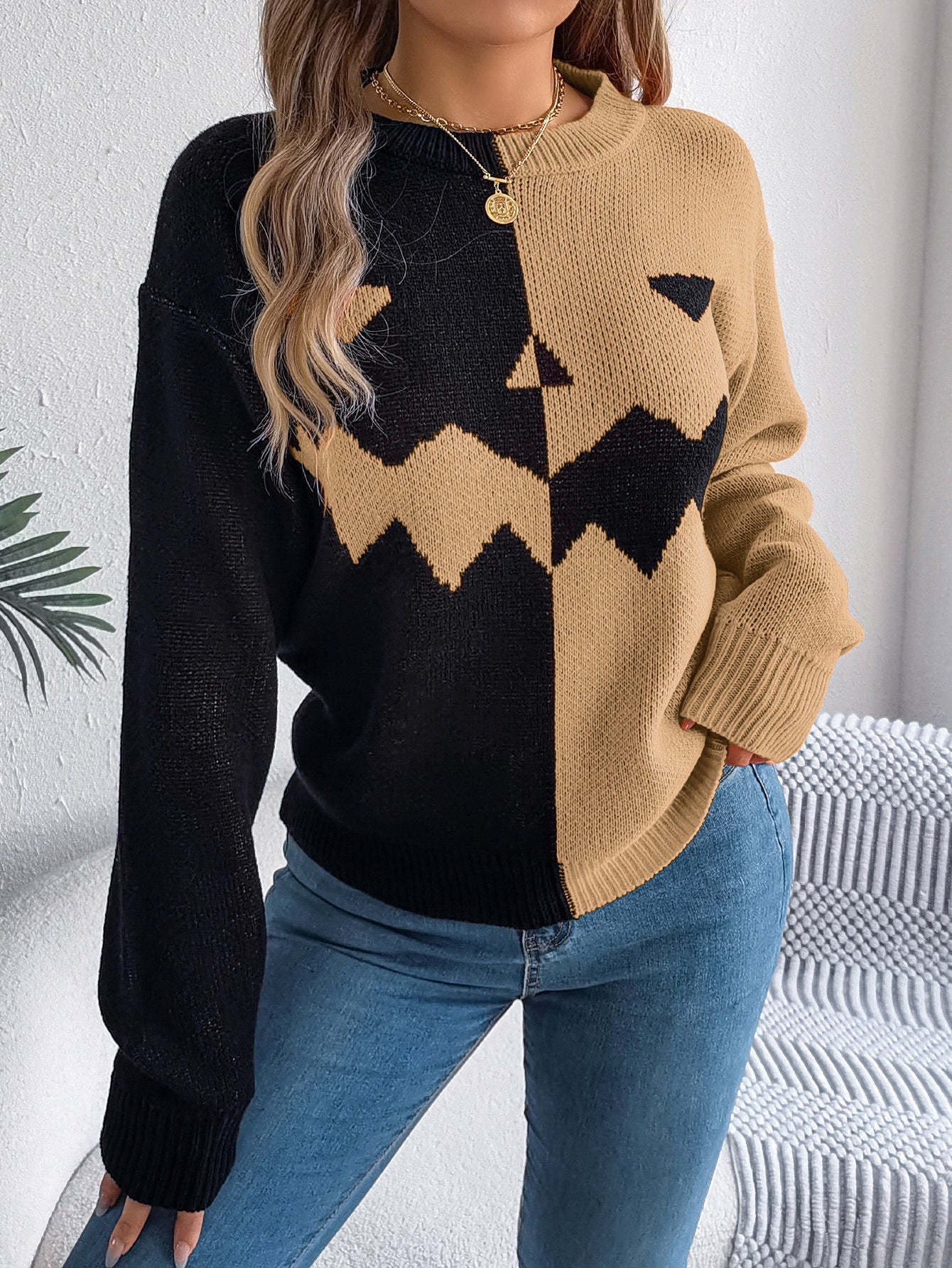 Pull contrastée motif citrouille fantôme
