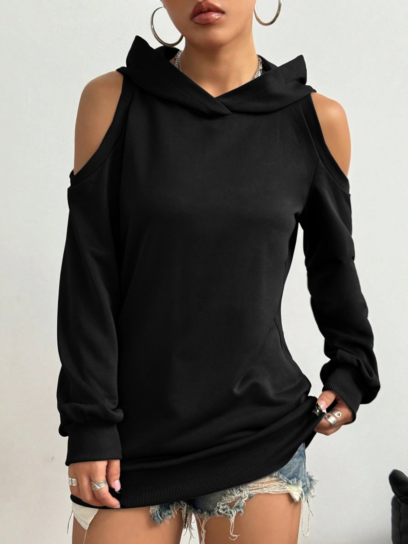 Pull à capuche à épaules dénudées de couleur unie