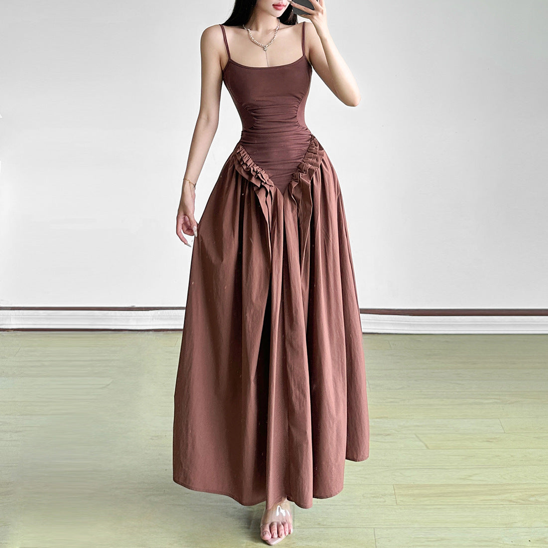 Robe trapèze plissée à taille ajustée et couleur unie