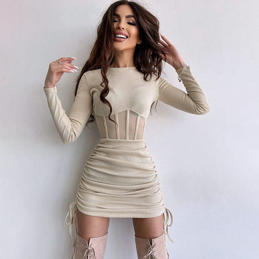 Robe courte, coupe cintrée, manches longues