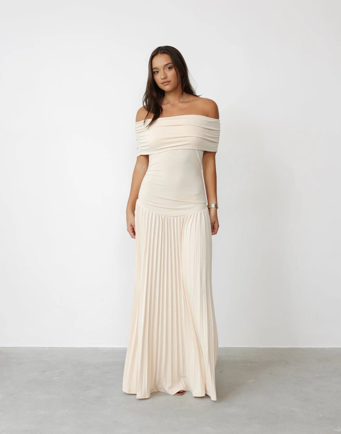 Robe plissée à épaules dénudées