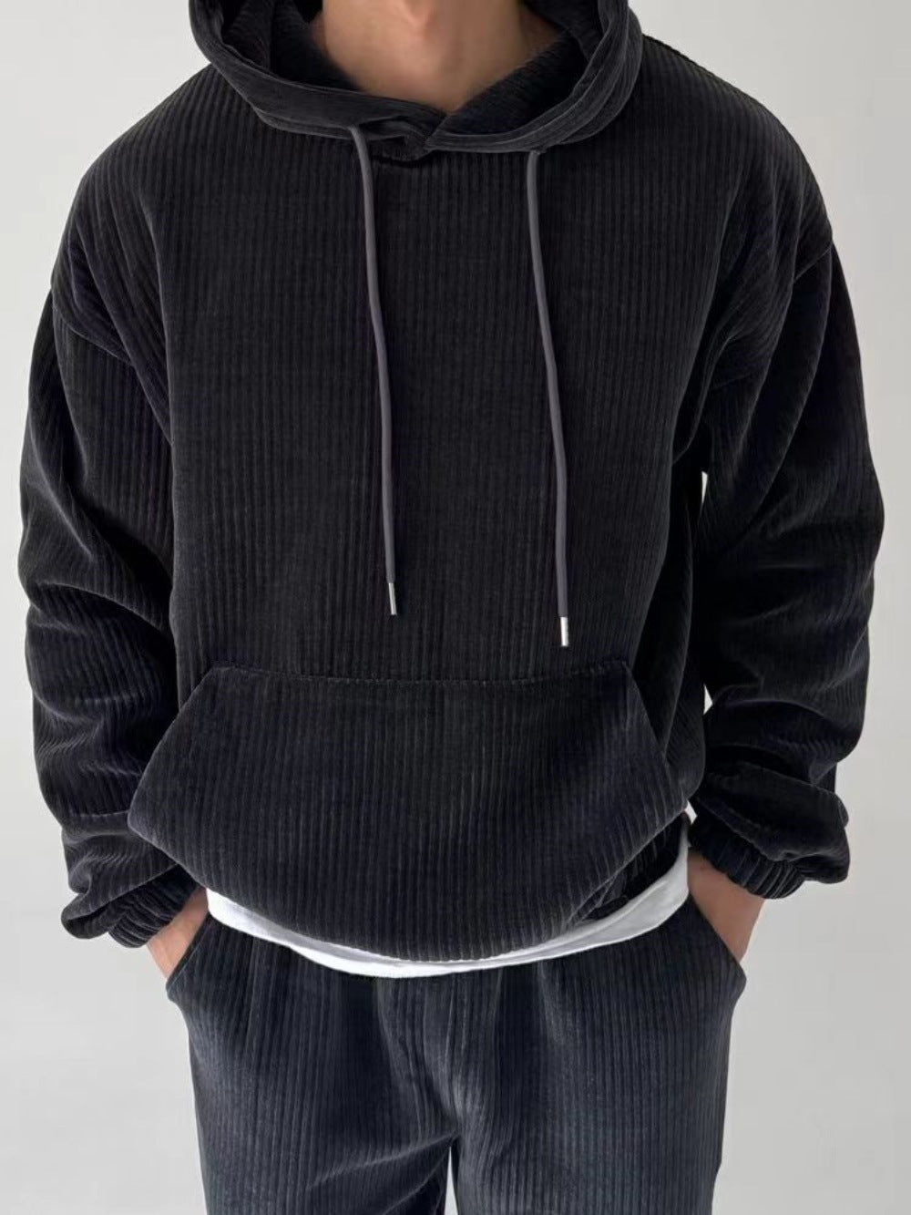 Sweat-shirt à capuche et grande poche en velours côtelé