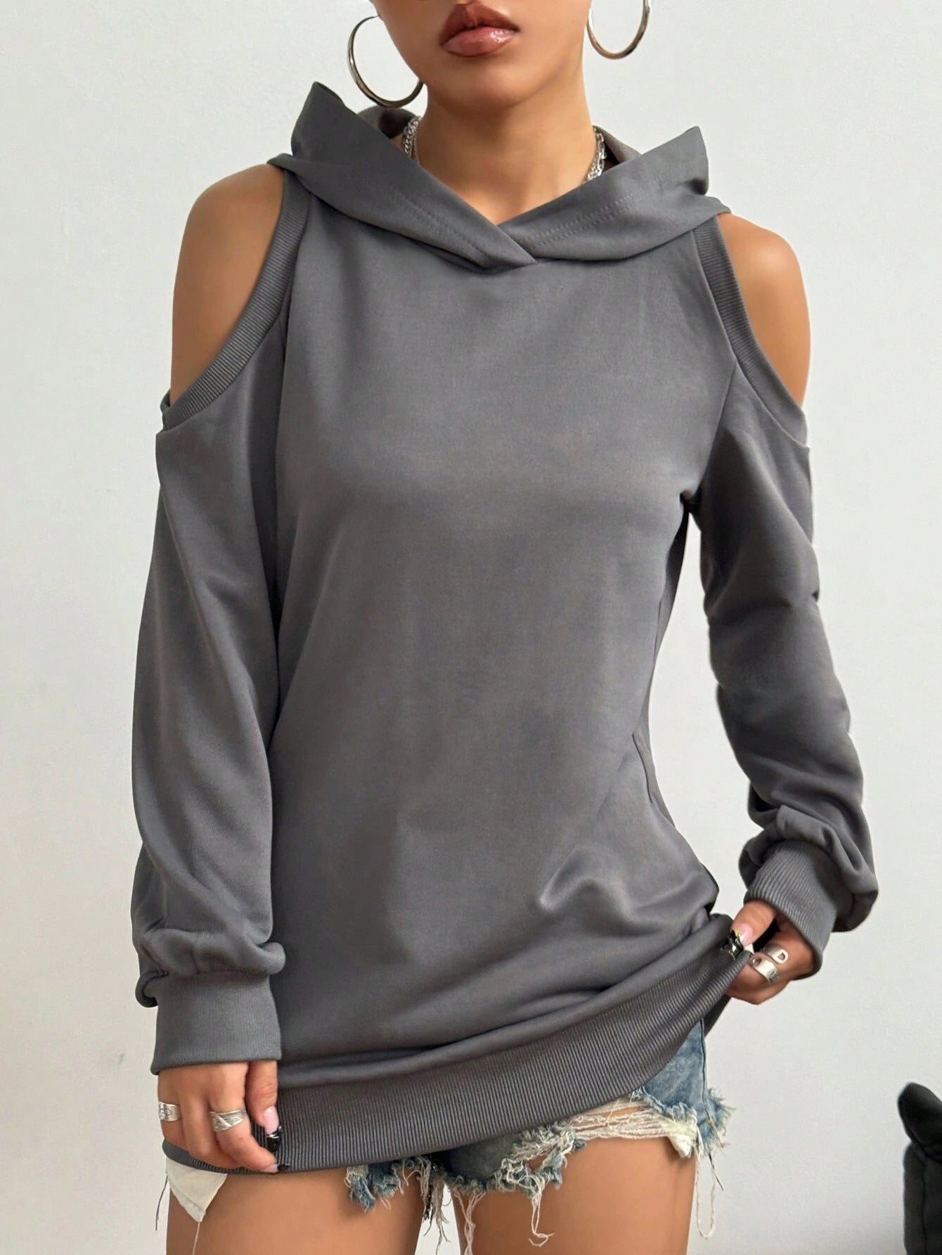 Pull à capuche à épaules dénudées de couleur unie