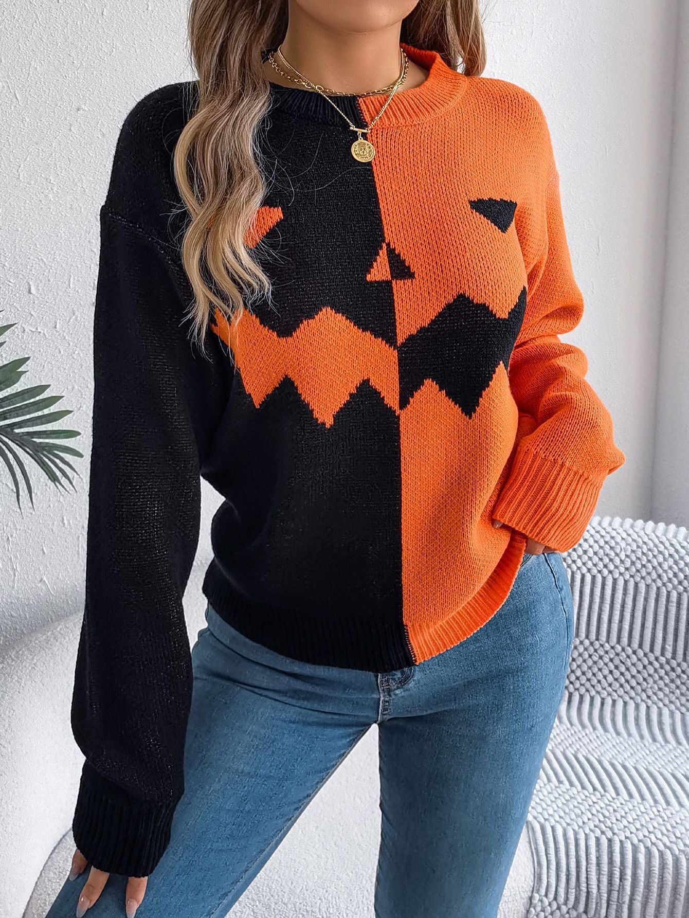 Pull contrastée motif citrouille fantôme