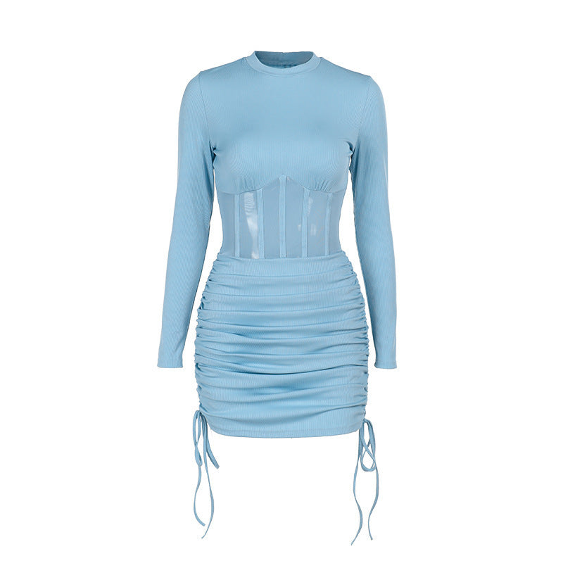 Robe courte, coupe cintrée, manches longues