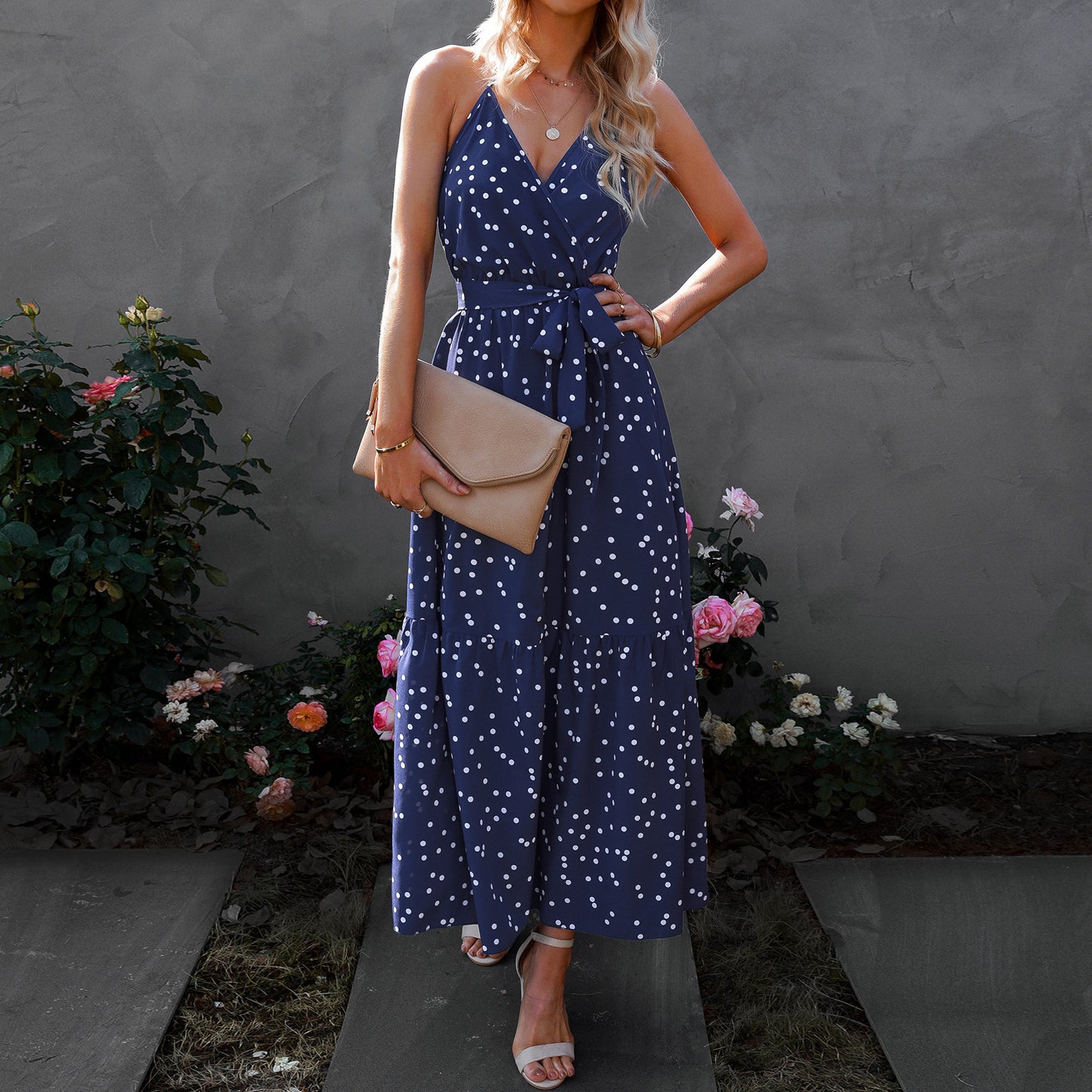 Robe longue à pois et col en V