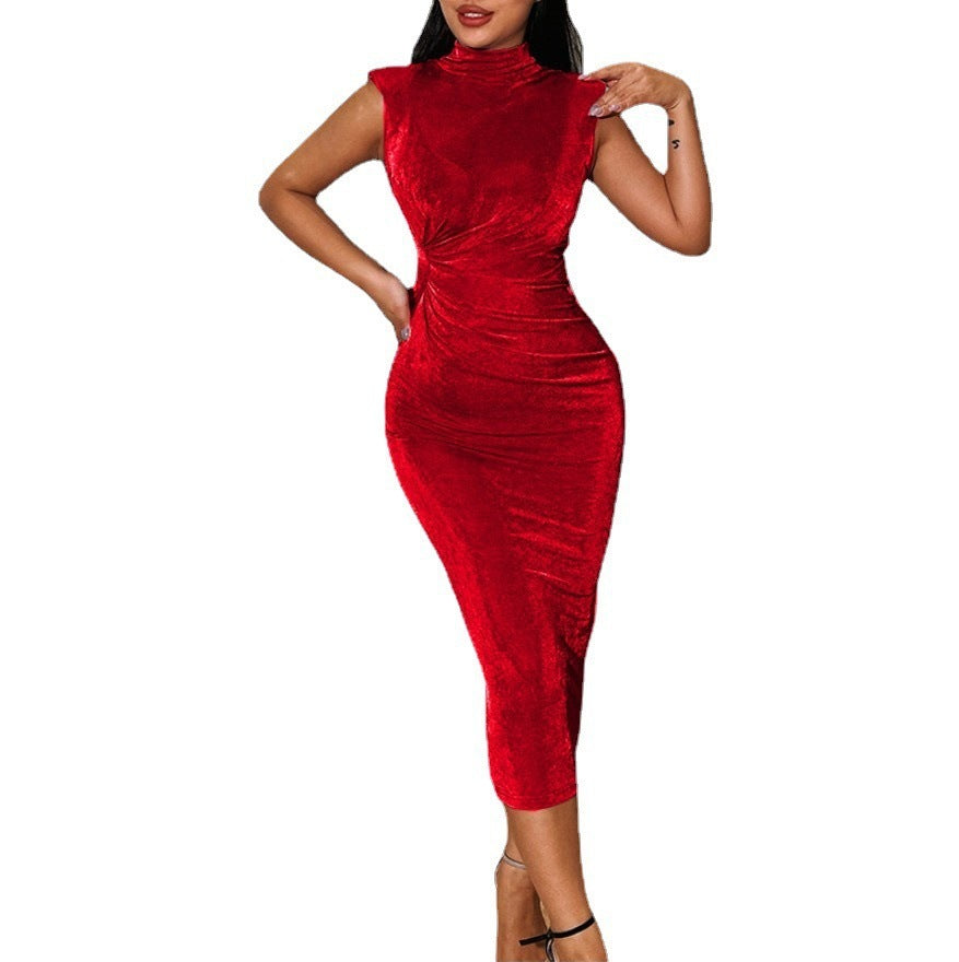 Robe sans manches plissée à col roulé et épaules rembourrées