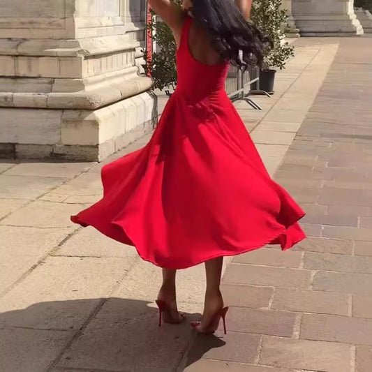 Robe rouge à bretelles, col carré