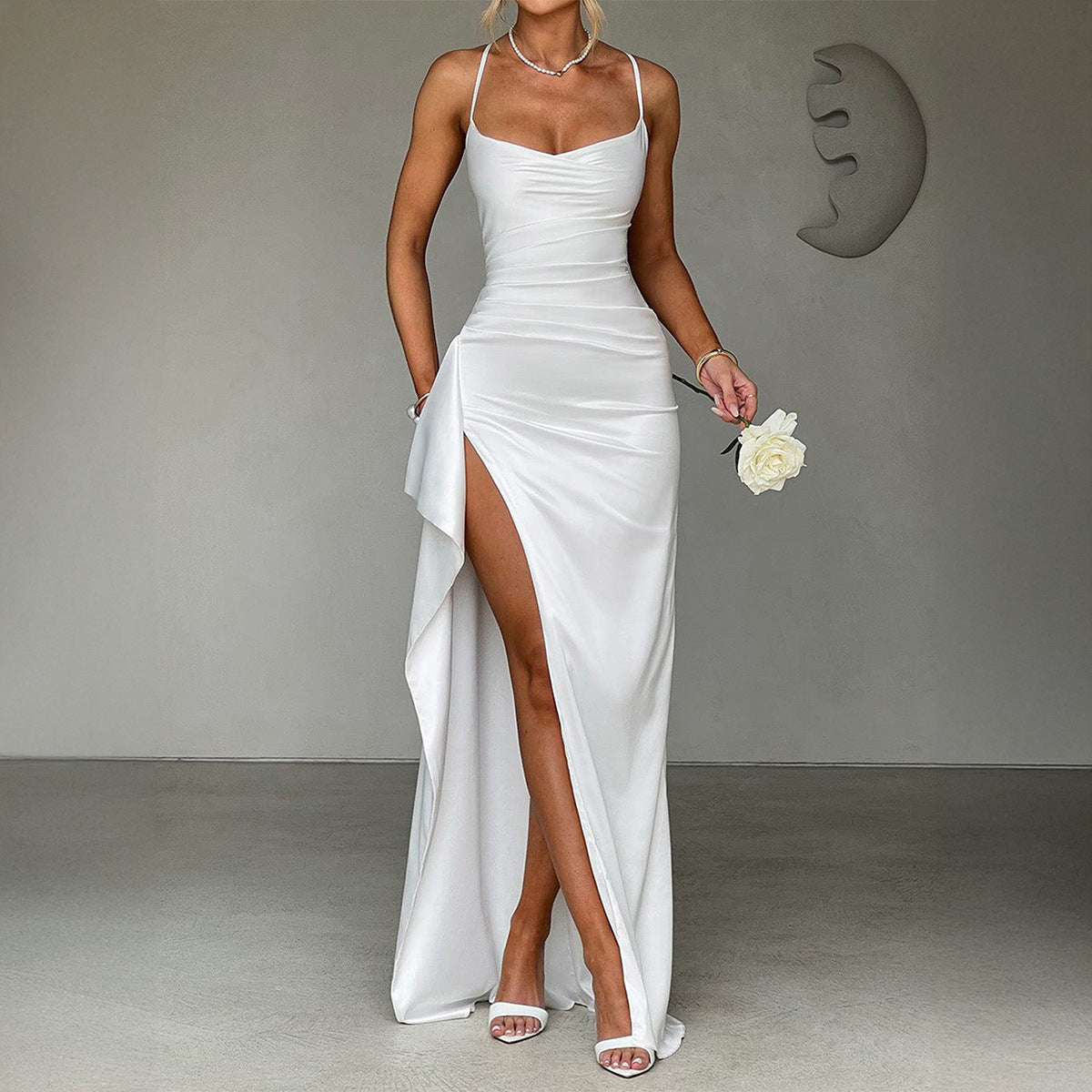 Robe de soirée à bretelles asymétrique