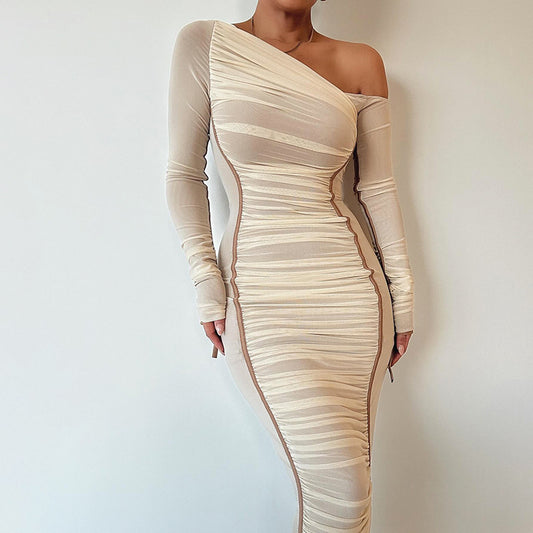 Robe en maille, col diagonal, manches longues