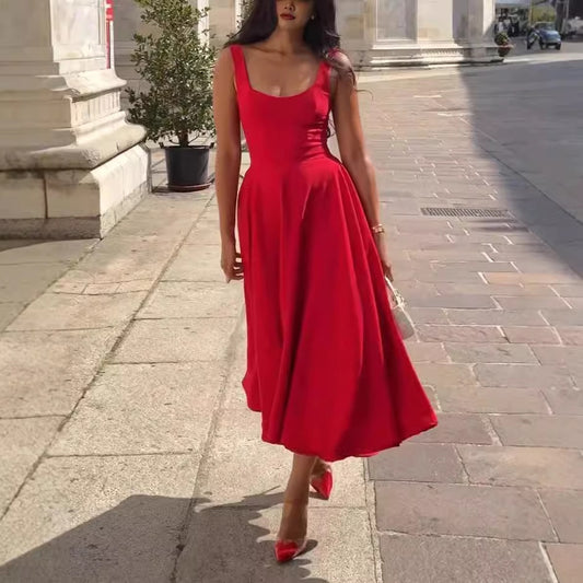 Robe à bretelles à col carré et couleur unie