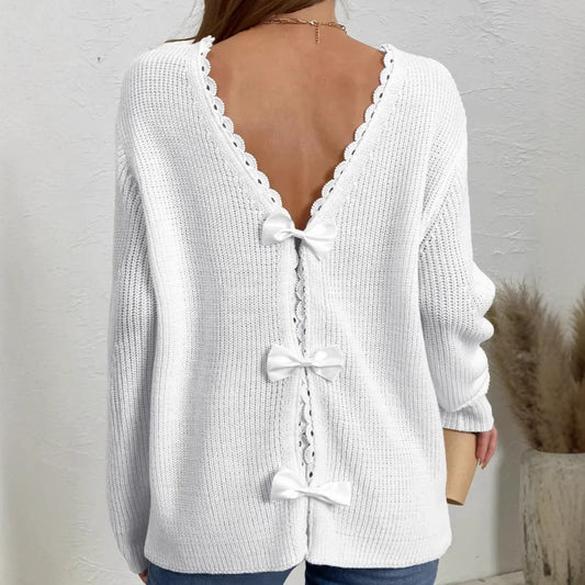 Pull élégant à col rond, découpes en dentelle, coutures et nœud dans le dos