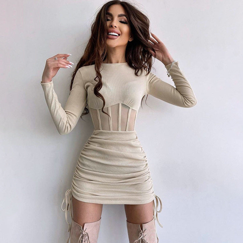 Robe courte, coupe cintrée, manches longues