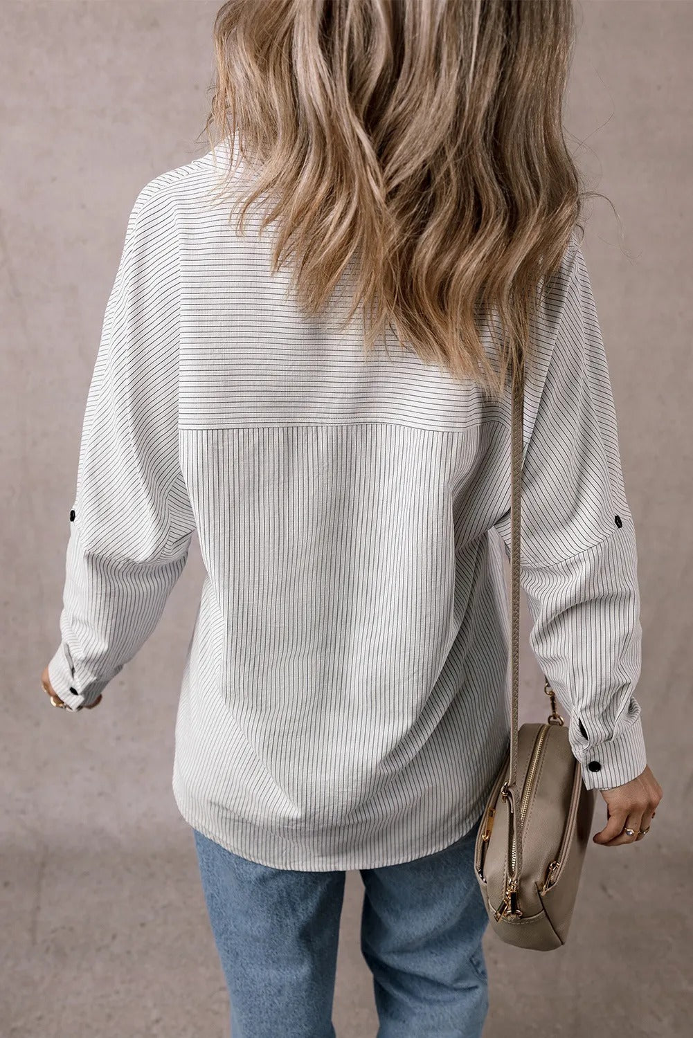 Chemise longue à rayures, manches retroussées et poches