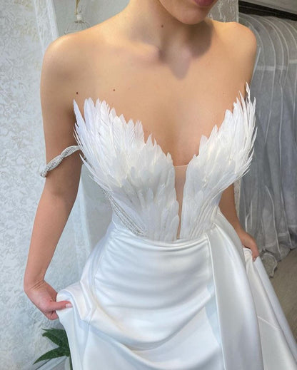 Robe à plumes longues sans bretelles