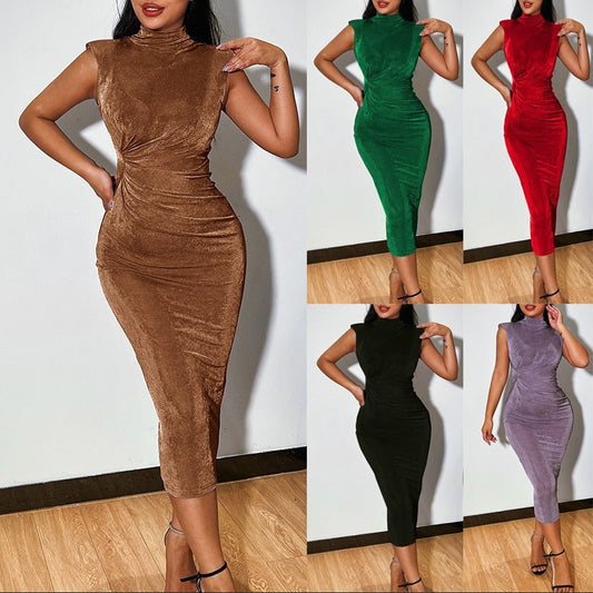Robe sans manches plissée à col roulé et épaules rembourrées