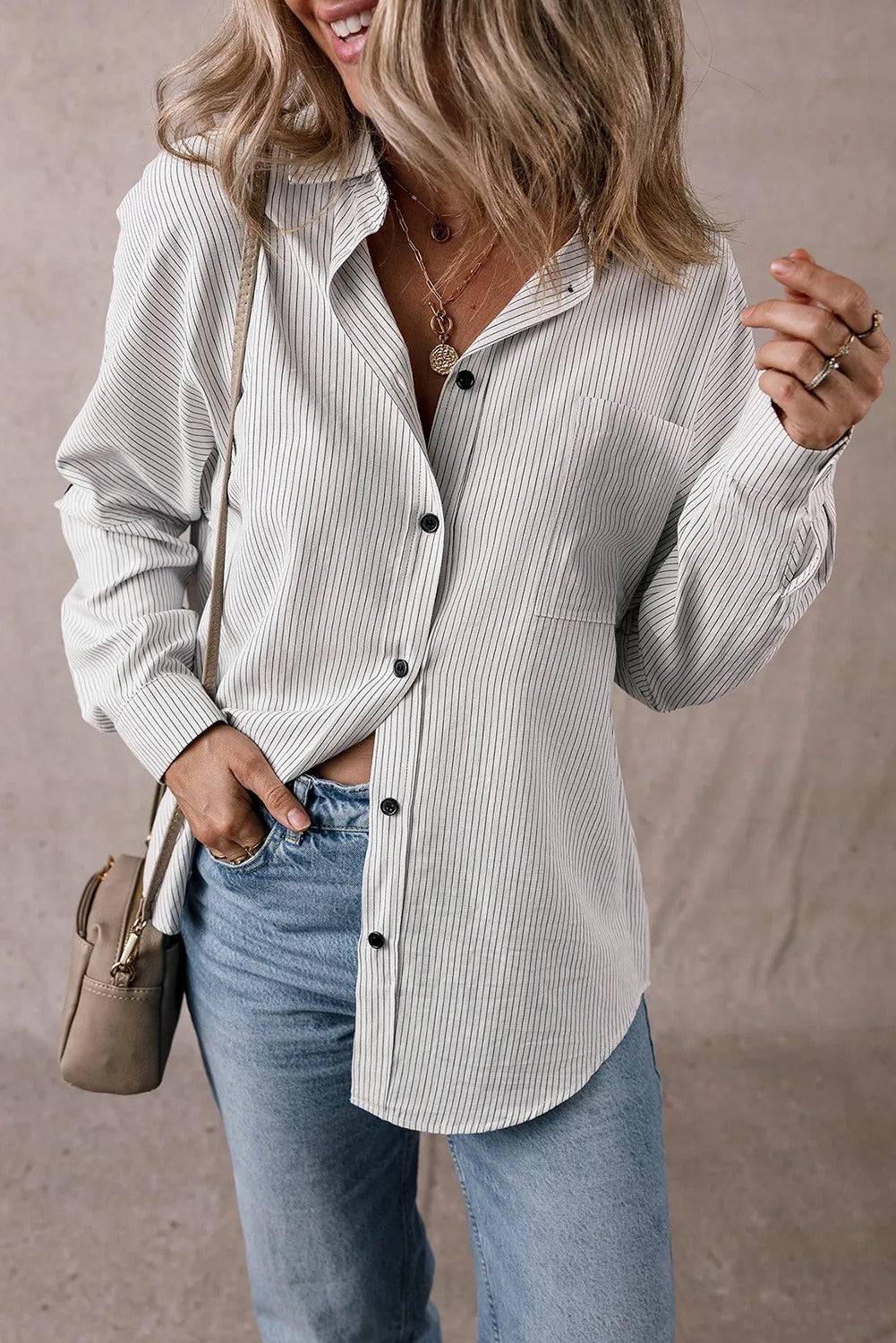 Chemise longue à rayures, manches retroussées et poches
