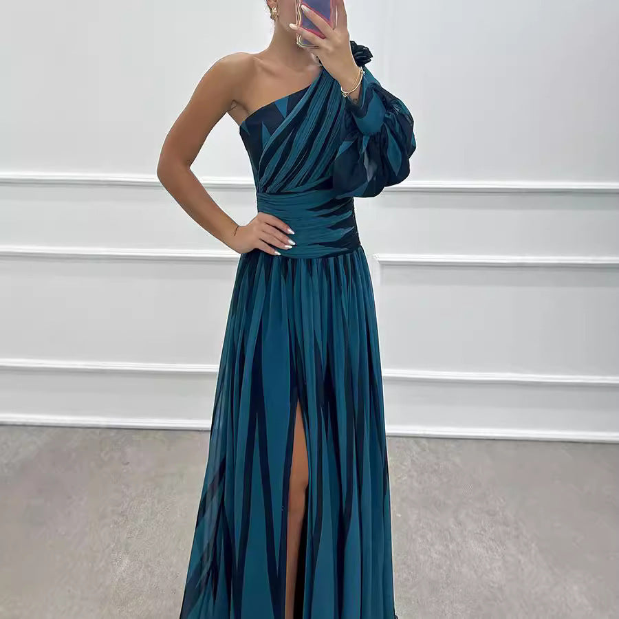 Robe asymétrique contrasté à épaules dénudées