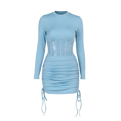 Robe courte, coupe cintrée, manches longues