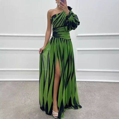 Robe asymétrique contrasté à épaules dénudées