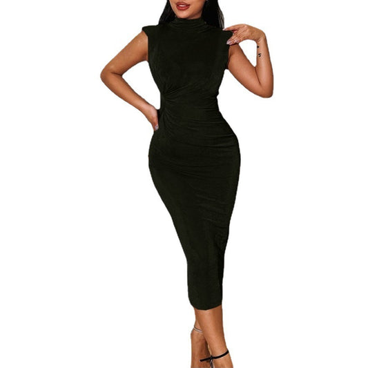 Robe sans manches plissée à col roulé et épaules rembourrées